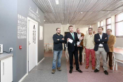 En el centro, Javier Lacalle, durante la inauguración del albergue.-RAÚL G. OCHOA
