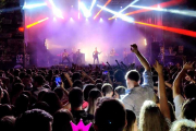 Miles de personas asistieron al principal evento de estas fiestas de San Pedro, entregadas a la magia de la banda burgalesa.-DANIEL MONTES