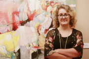 Myriam de Miguel, junto a una de las pinturas de su primera muestra individual en su ciudad natal.-Raúl Ochoa