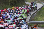 Pelotón ciclista.-EFE / QUIQUE GARCÍA