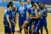 Los jugadores del Hereda San Pablo felicitan Benite tras su actuación. SANTI OTERO