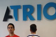 Guti y Márquez lucen las nuevas equipaciones en la sede de Inmobiliaria Atrio.-ECB