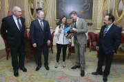 Cristina Gutiérrez fue recibida ayer por el alcalde, Javier Lacalle, en la Casa Consistorial-Raúl G. Ochoa