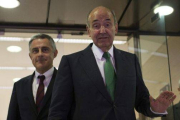 Los abogados de la infanta, Jesús Silva y Miquel Roca, este viernes a las puertas de su despacho.-Foto:   EFE / ALEJANDRO GARCÍA