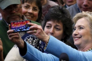 Hillary Clinton posa con una seguidora en un acto de campaña en Manchester (Nuevo Hampshire), este lunes.-REUTERS / ADREES LATIF