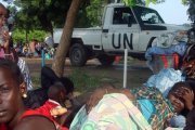 Desplazados sursudaneses de los combates de Yuba en un campamento de la ONU.-REUTERS