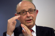 El ministro de Hacienda, Cristóbal Montoro, el pasado viernes, durante la rueda de prensa tras el Consejo de Ministros.-DAVID CASTRO