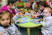 Un grupo de niños realiza manualidades con sus profesoras en el colegio Jesús María. TOMÁS ALONSO