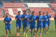 Los jugadores de la Arandina se ejercitan sobre el césped del estadio Juegos del Mediterráneo, ayer.-ARANDINA CF