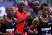 Kipchoge, de rojo, rodeado de 'liebres' en su tentativa del sábado en Monza.-REUTERS / ALESSANDRO GAROFALO