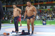 El entrenador del luchador Mandakhnaran Ganzorig se desnuda en protesta por la descalificación de su pupilo.-REUTERS / TORU HANAI