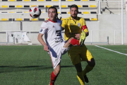 Marti controla el balón ante la presencia de Andrés Llorián, autor del gol abulense.-SANTI OTERO