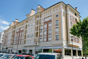 Edificio en la calle Juan de Padilla.-