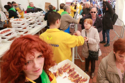 Cientos de personas formaron una larga fila para pasar por la carpa a recibir su ración de cecina cocida con una rebanada de pan. RAÚL OCHOA