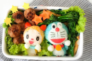 Bolas de arroz caracterizadas como los personajes de dibujos Dorami y Doraemon.-/ PERIODICO