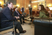La piloto burgalesa tuvo oportunidad de charlar con el presidente Rico antes de la presentación del vídeo que la joven protagoniza junto a la carretera N-623.-R. O.
