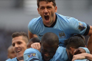El central argentino Martín Demichelis celebra un gol con el Manchester City.-PETER POWELL / EFE