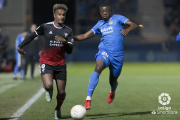 Hassan intenta marcharse por velocidad. LALIGA