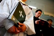 Fieles cristianos chinos cantan durante un servicio religioso en el Domingo de Pascua-EFE