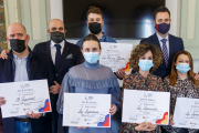 Los vencedores posan con sus diplomas. SANTI OTERO