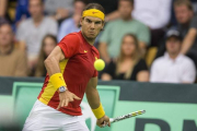 Nadal devuelve un golpe a Torpegaard durante su duelo de Copa Davis.-REUTERS / FRANK CILIUS