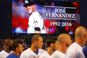Minuto de silencio para José Fernández durante el partido entre los Marlins y los Cubs.-