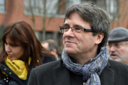 Carles Puigdemont, en Bruselas, el pasado 12 de enero con los diputados de Junts per Catalunya.-JOHN THYS (AFP)