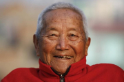 El alpinista Bahadur Sherchan, de 85 años, en la terraza de su casa.-EFE / NARENDRA SHRESTHA