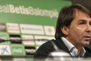 El serbio Vlada Stosic, en la comparecencia tras ser destituido como director deportivo del Betis, en el 2013.-EFE / RAÚL CARO