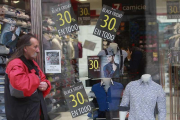Imagen de un escaparate con descuentos del ‘Black Friday’.-RAÚL G. OCHOA