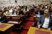 Tsipras, el primero por la derecha, en la reunión de su grupo parlamentario, este miércoles.-Foto: REUTERS / YANNIS BEHRAKIS