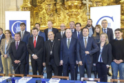 Foto de familia de los representantes de las distintas mesas de trabajo para el VIII Centenario de la Catedral de Burgos, ayer en la capilla de Santa Tecla.-SANTI OTERO