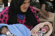 Una refugiada siria en la frontera turca de Akçacale.-Foto: UMIT BEKIAS / EFE