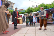 Visitantes y vecinos disfrutaron del ambiente medieval en que la villa se envolverá también hoy domingo.-R. F.