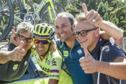 AlbertoContador celebra la victoria junto a Iván Basso (centro)y dos de sus auxiliares.-SANTI OTERO