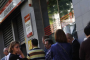 Cola del paro en una oficina de empleo de Madrid.-Foto: AGUSTÍN CATALÁN
