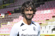 Carlos Martínez posa con la camiseta del Burgos CF, ayer.-ISRAEL L. MURILLO