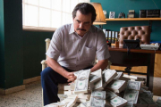 El actor Wagner Moura interpreta a Pablo Escobar en la serie Narcos, la serie de Netflix que más maratones acumula en España.-EL PERIÓDICO