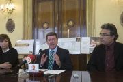 Mercedes Linares, César Rico y Antonio Tejedor durante la presentación del proyecto.-RAÚL G. OCHOA