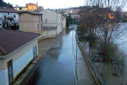 El desbordamiento del Ebro en la zona de La Arboleda obligó al Ayuntamiento de Miranda a cerrar el acceso.-ECB