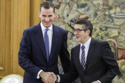 El Rey recibe al presidente del Congreso, Patxi López, este jueves en la Zarzuela.-EFE / EMILIO NARANJO