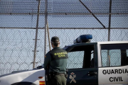 Un guardia civil vigila la zona fronteriza de Marruecos con Melilla, en una imagen de archivo.-JOSE LUIS ROCA