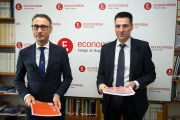 Carlos Alonso de Linaje e Ignacio Gallego Andrada, en la presentación del informe del Colegio de Economistas. TOMÁS ALONSO