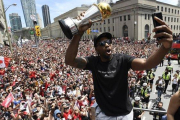 Kawhi Leonard se hace un selfie con el trofeo de campeón de la NBA.-EL PERIÓDICO