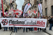 Los manifestantes llegaron a cortar la calle Santader en su protesta ante la sede territorial de Caixabank en Castilla y León en la Casa del Cordón. ECB