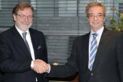 Los presidentes de Telefónica, César Alierta, y el grupo Prisa, Juan Luis Cebrián, en el 2009, tras acordar la compra por parte de la operadora del 21% de la plataforma de  la tele de pago por 470 millones de euros.-Foto: ARCHIVO