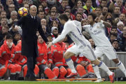 Zidane, Kovacic y Marcelo, durante el derbi del pasado noviembre en el Calderón.-EFE / CHEMA MOYA