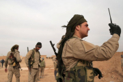 Un rebelde sirio al norte de Raqqa.-RODI SAID / REUTERS