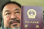 El artista chino dio a conocer que las autoridades le habían devuelto el documento que le permite salir de China con esta fotografía que subió a su cuenta de Twitter e Instagram.-Foto: AFP / AI WEIWEI