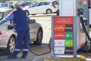 Un operario echa combustible en el depósito de un vehículo.-ISRAEL L. MURILLO